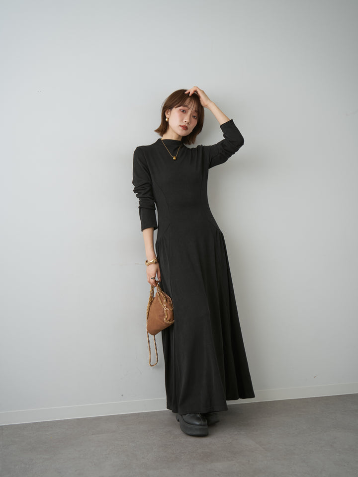 [予約]モックネックドレープニットソーワンピース/black