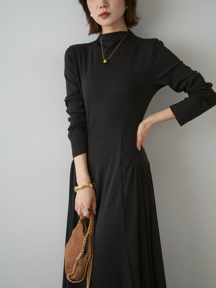 [予約]モックネックドレープニットソーワンピース/black
