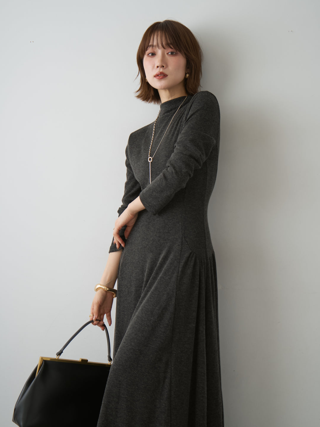 [予約]モックネックドレープニットソーワンピース/charcoal