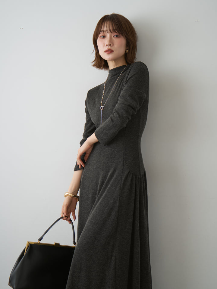 [予約]モックネックドレープニットソーワンピース/charcoal