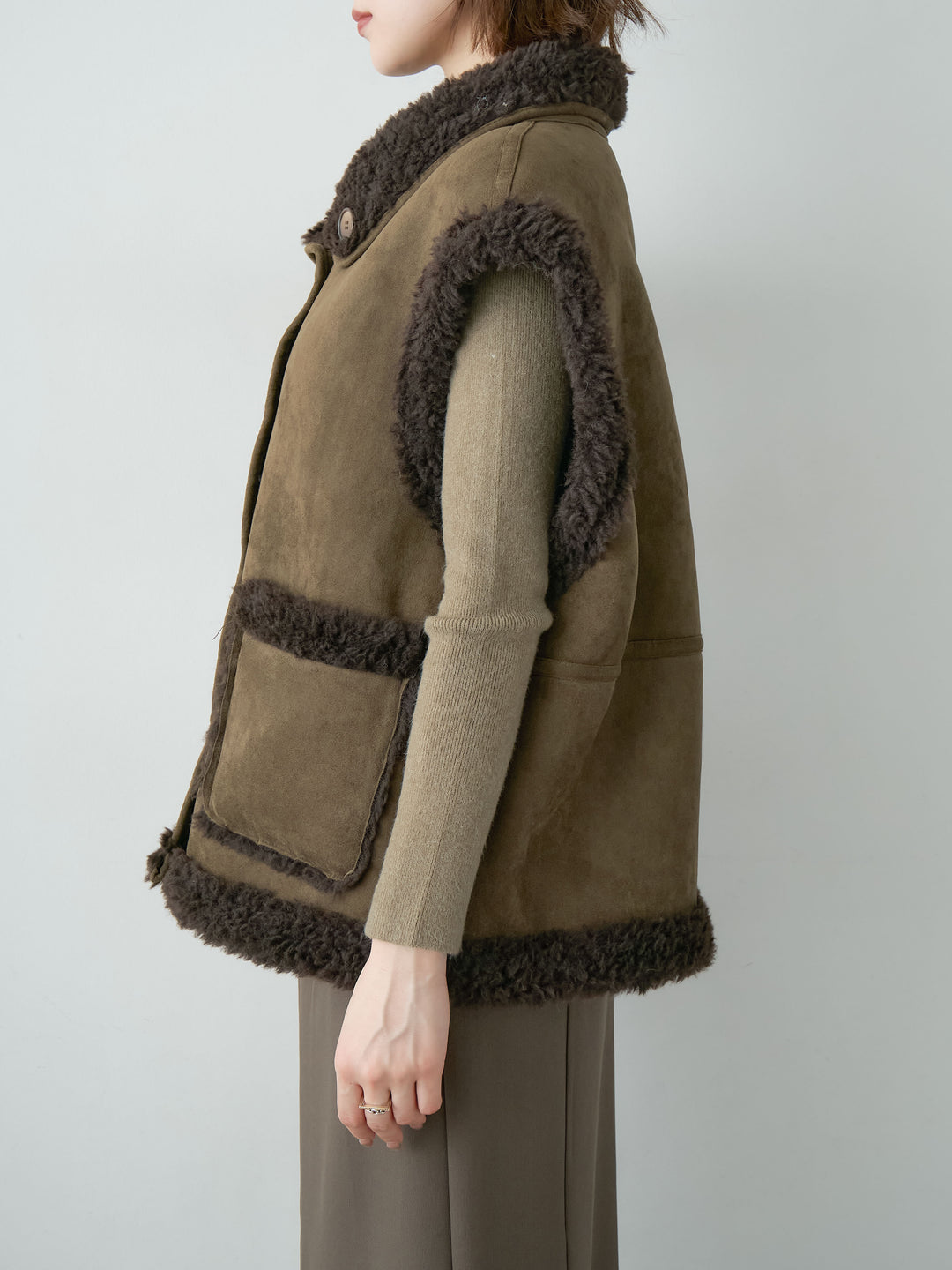 [予約]リバーシブルムートンライクオーバーベスト/khaki