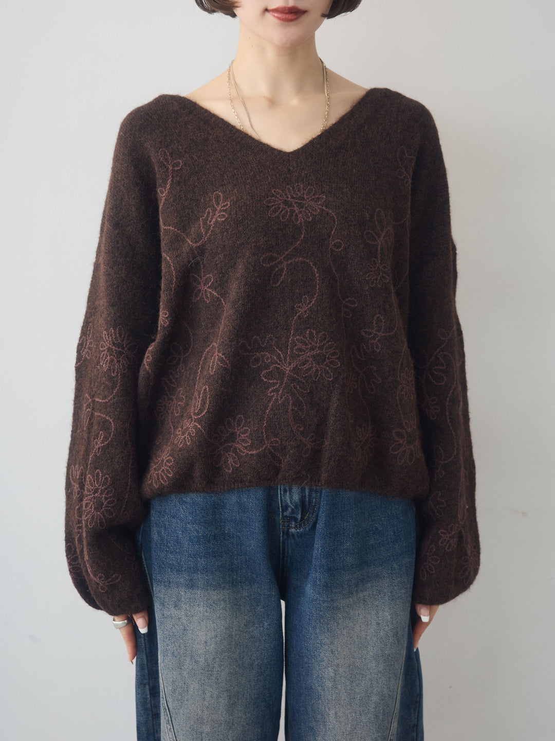 [予約]フロントエンブロイダリーVネックニットトップス/brown