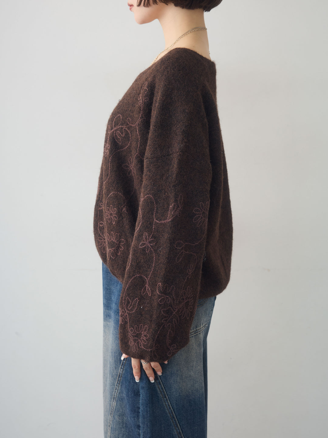 [予約]フロントエンブロイダリーVネックニットトップス/brown