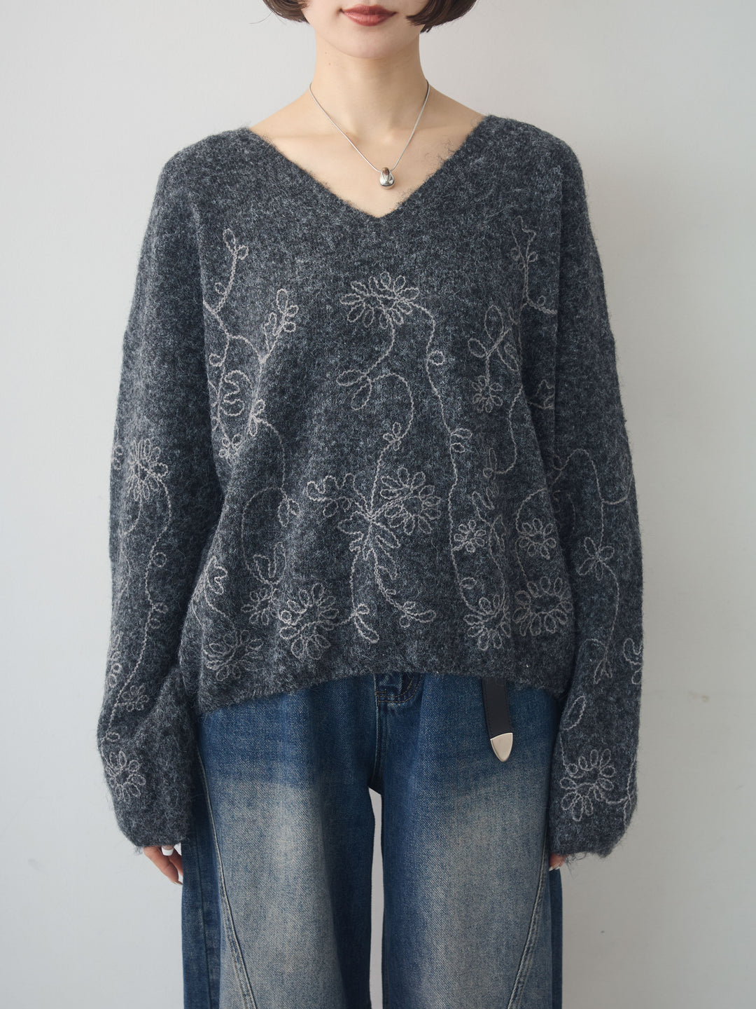 [予約]フロントエンブロイダリーVネックニットトップス/charcoal
