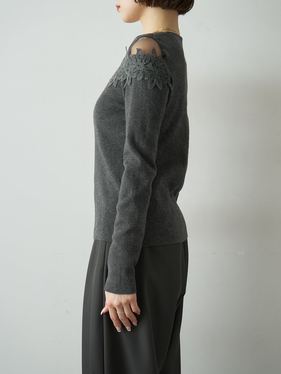 [予約]ショルダーレースアシメスリムニットトップス/charcoal