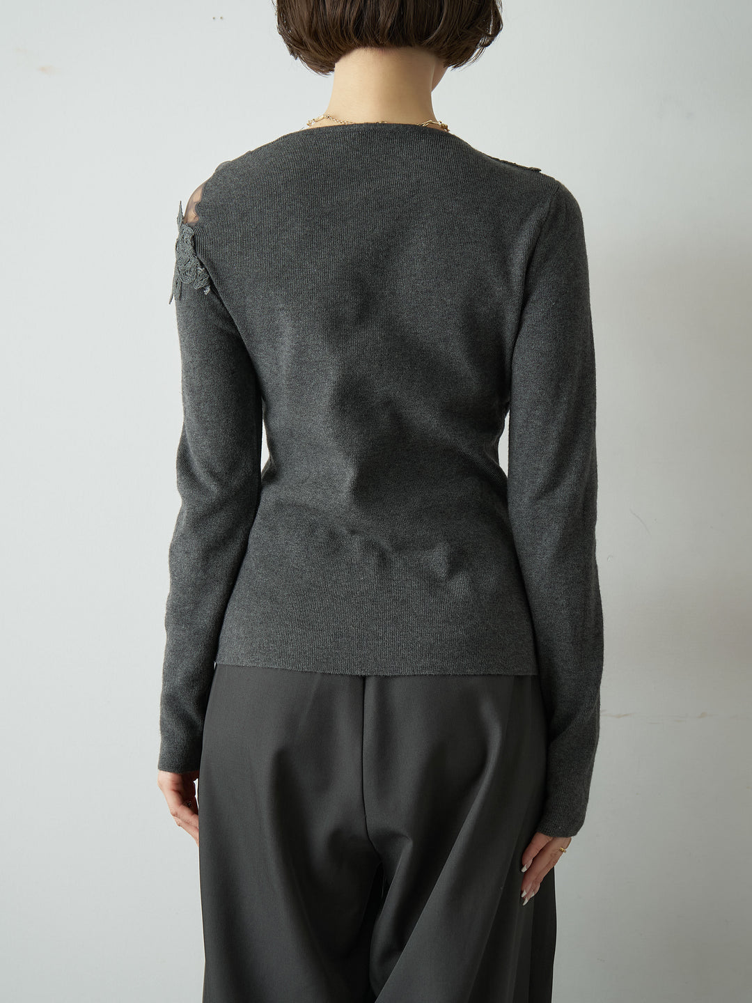 [予約]ショルダーレースアシメスリムニットトップス/charcoal