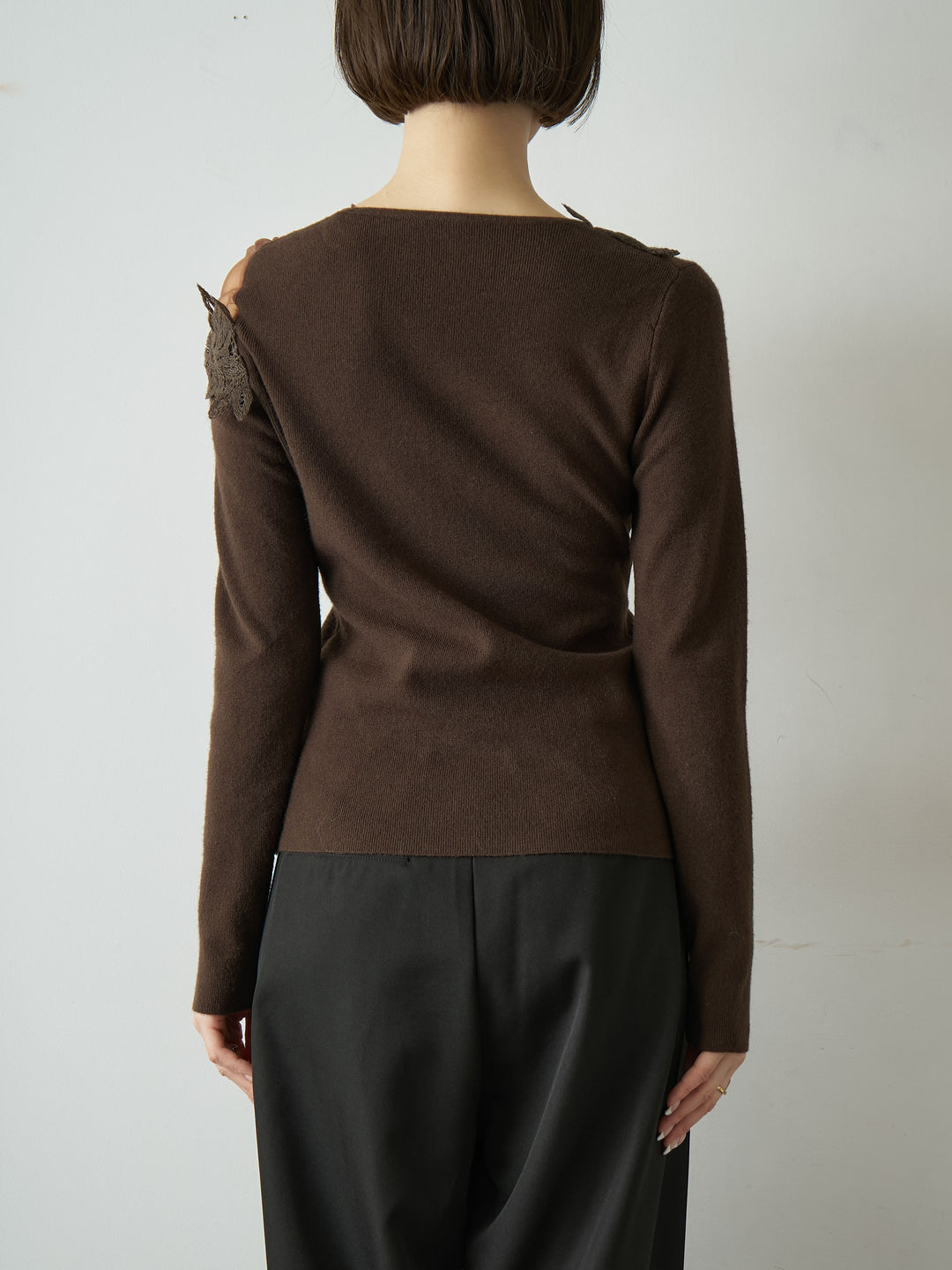 [予約]ショルダーレースアシメスリムニットトップス/brown