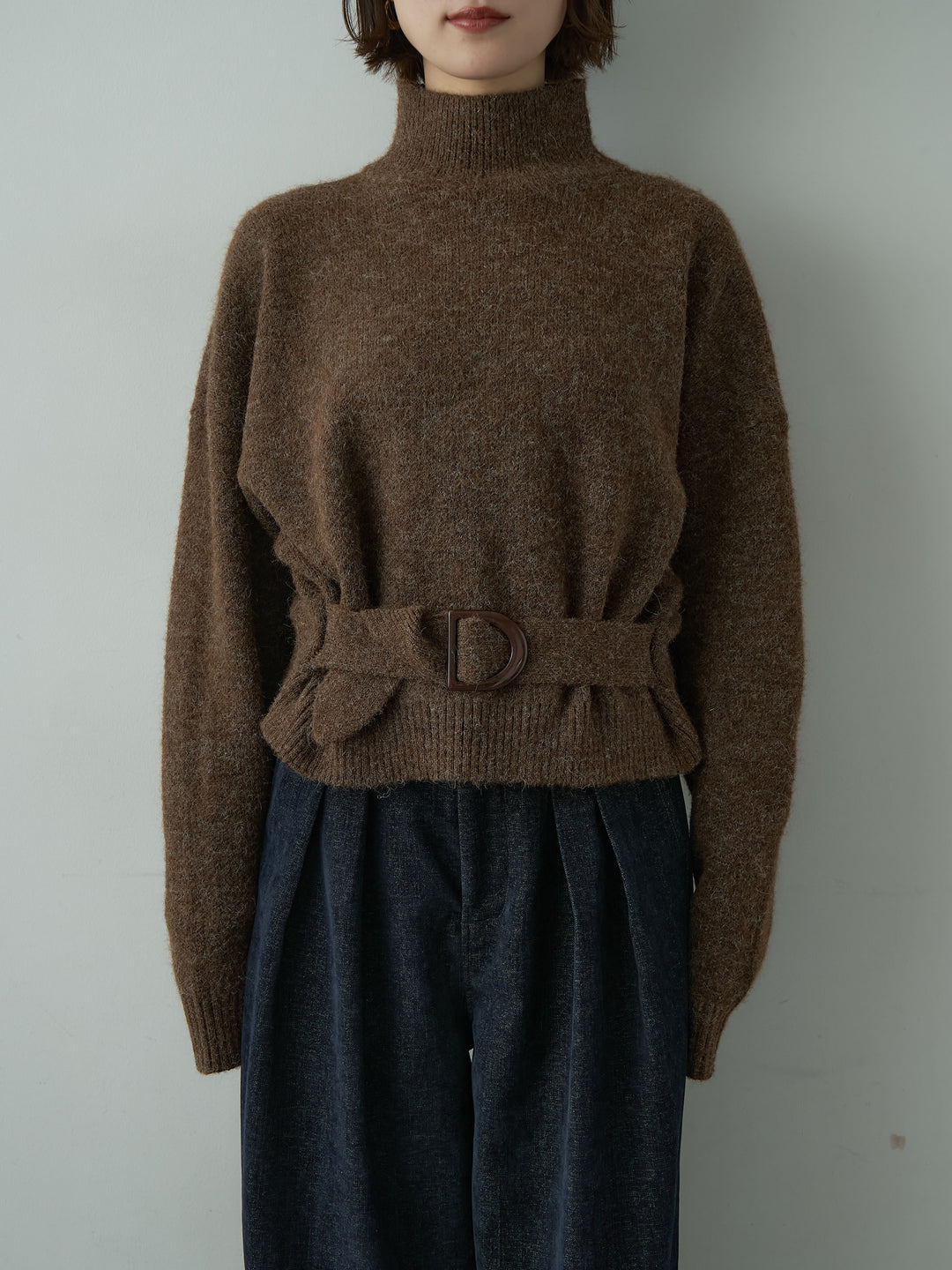 [予約]ウエストベルトハイネックニットトップス/brown