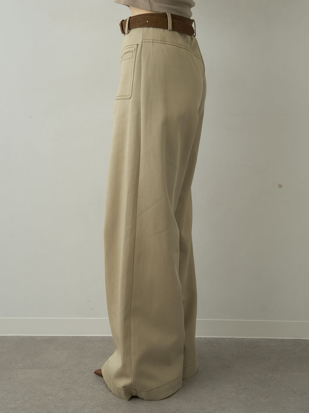 [予約]ベルト付バイカラーステッチセミフレアワイドパンツ/beige
