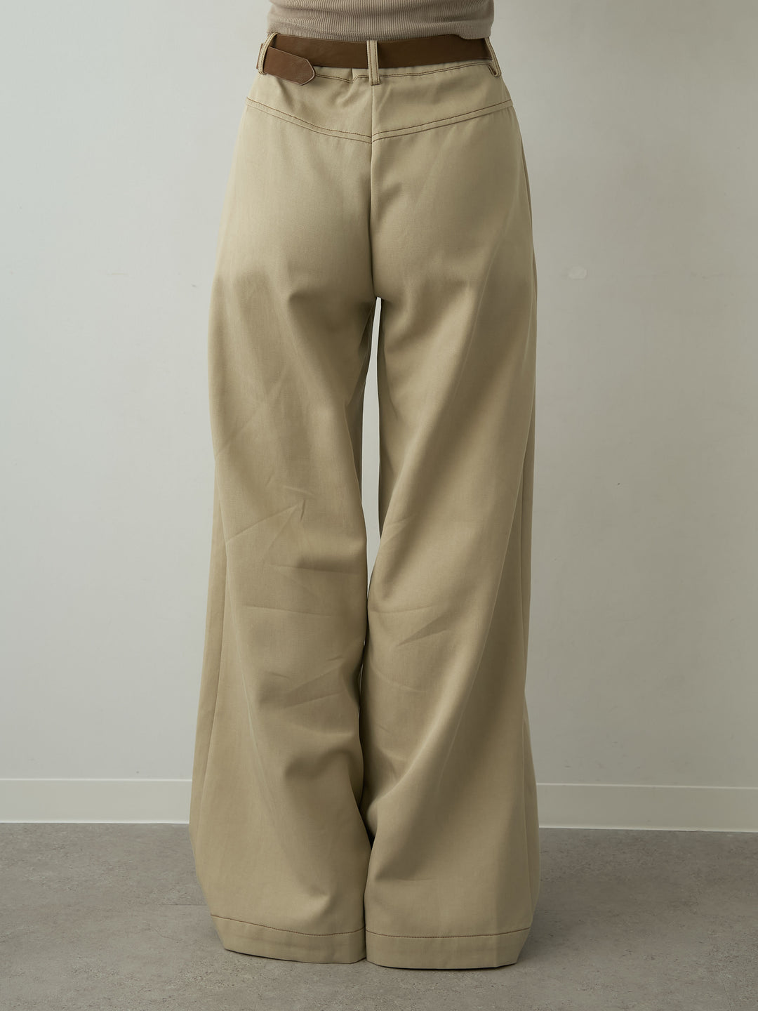[予約]ベルト付バイカラーステッチセミフレアワイドパンツ/beige