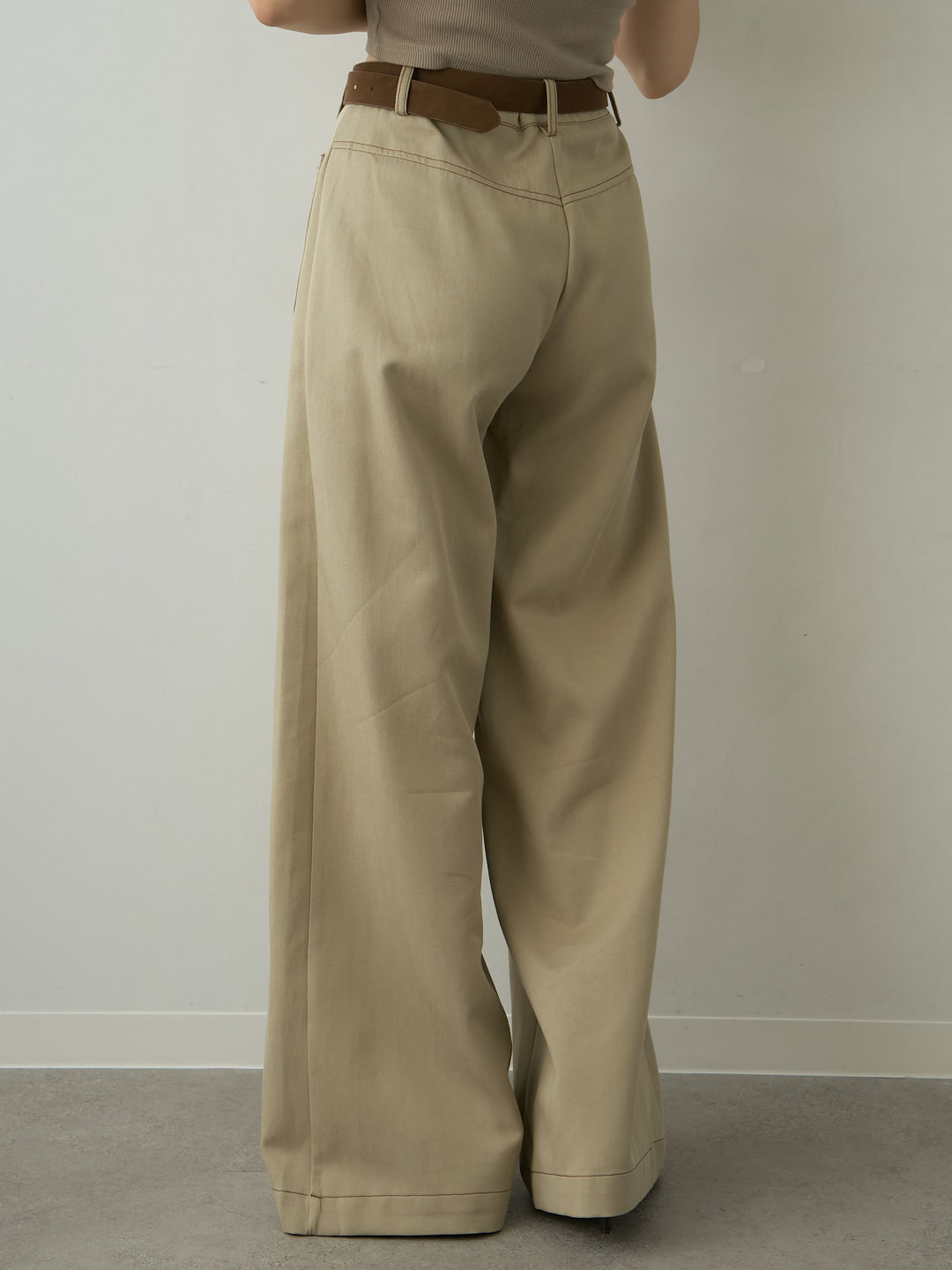 [予約]ベルト付バイカラーステッチセミフレアワイドパンツ/beige