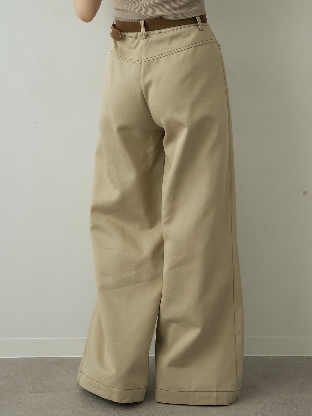 [予約]ベルト付バイカラーステッチセミフレアワイドパンツ/beige
