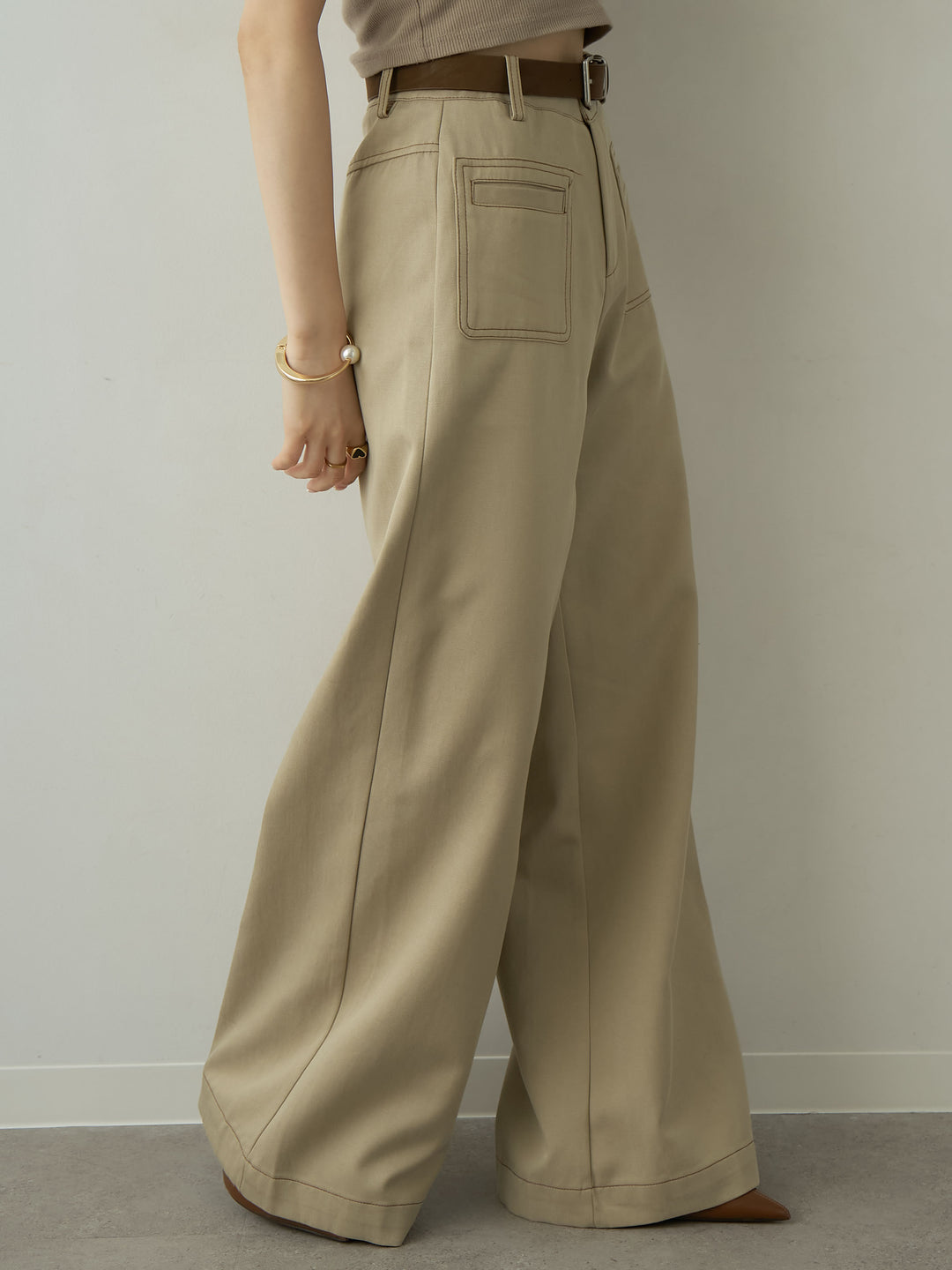 [予約]ベルト付バイカラーステッチセミフレアワイドパンツ/beige