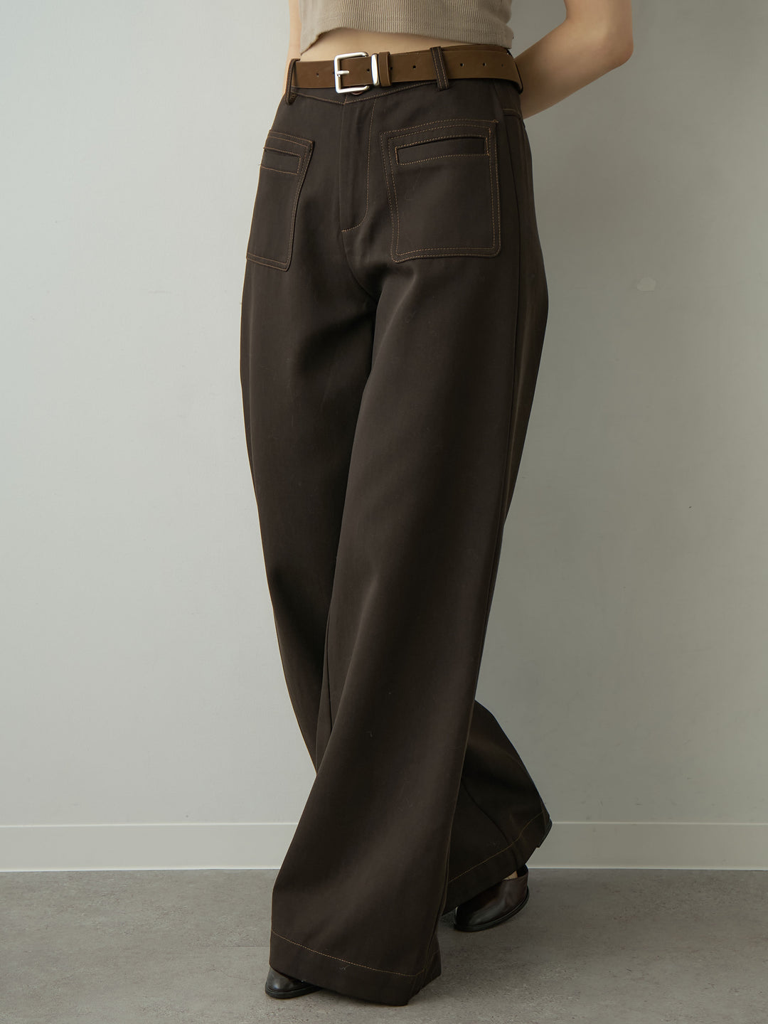 [予約]ベルト付バイカラーステッチセミフレアワイドパンツ/brown