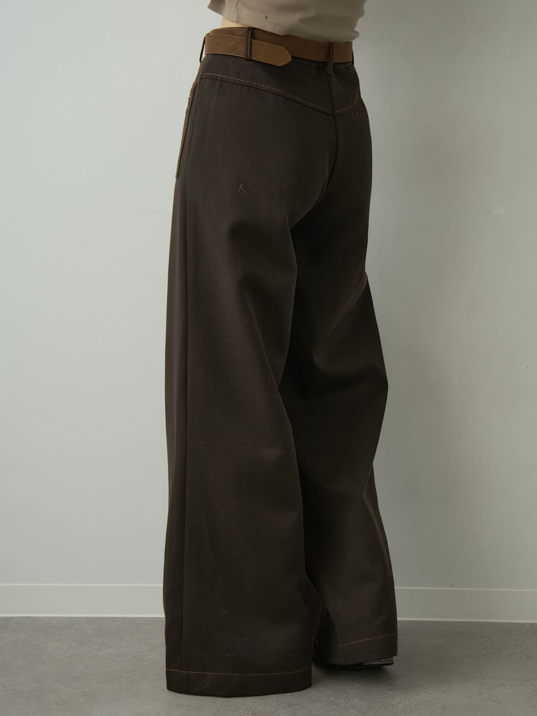 [予約]ベルト付バイカラーステッチセミフレアワイドパンツ/brown