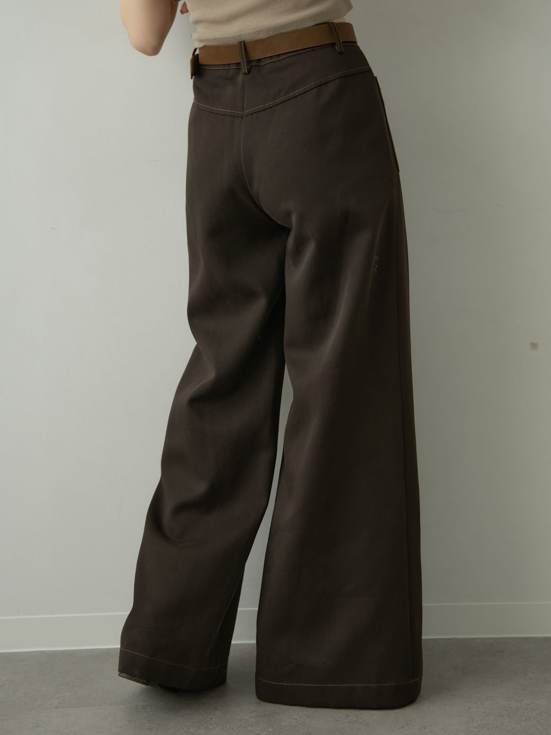 [予約]ベルト付バイカラーステッチセミフレアワイドパンツ/brown