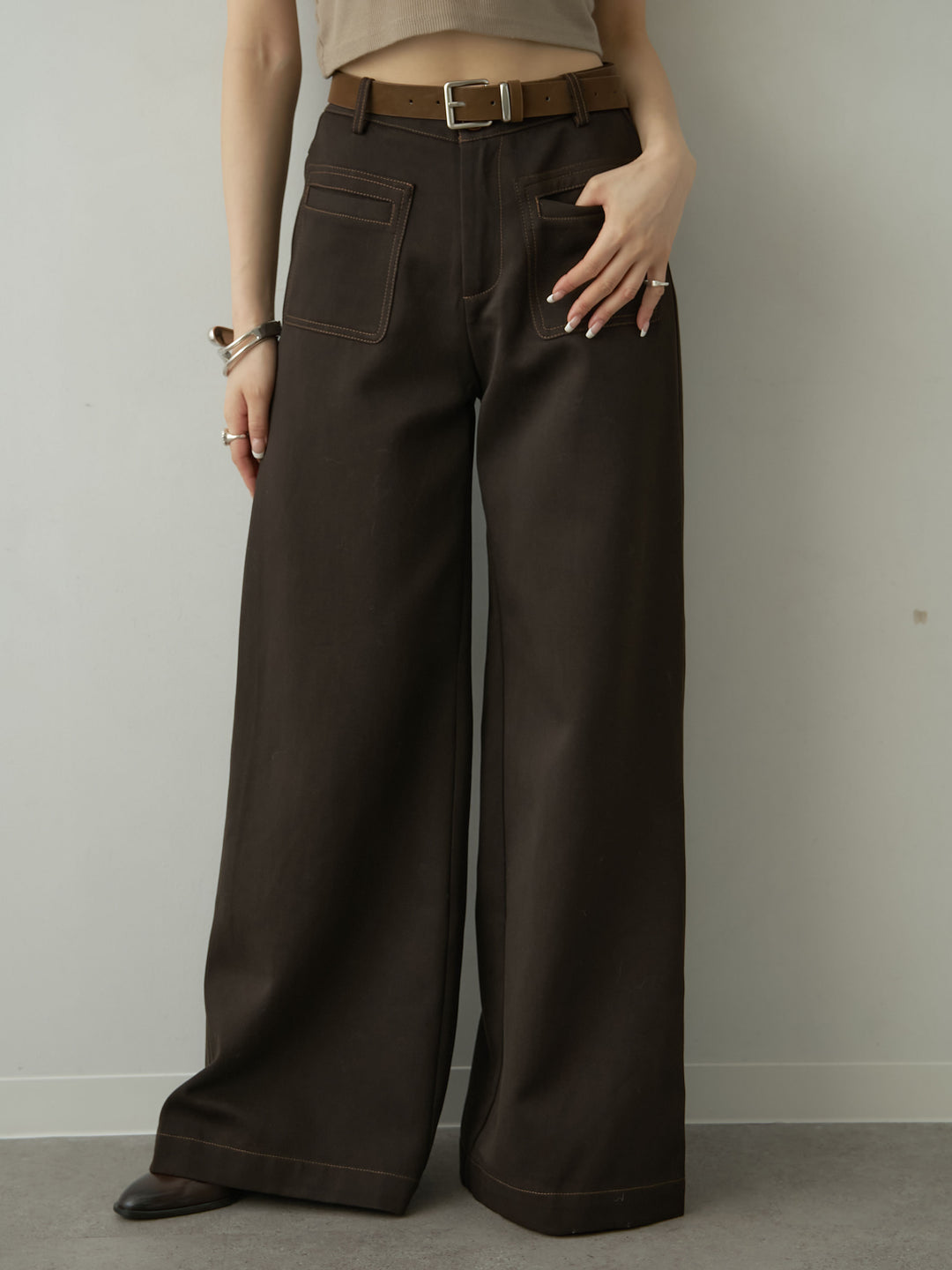 [予約]ベルト付バイカラーステッチセミフレアワイドパンツ/brown
