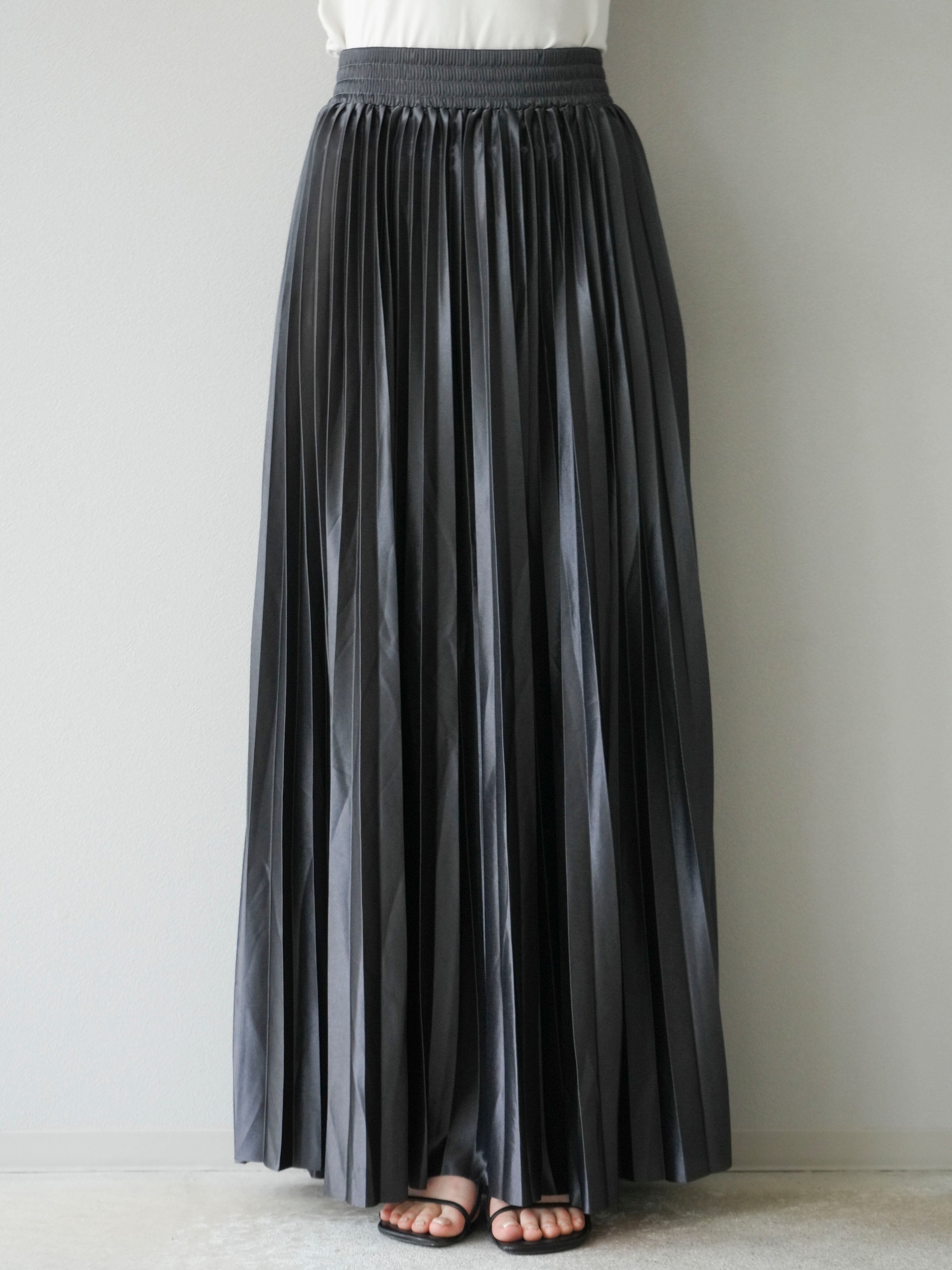 予約]サテンプリーツマキシスカート/チャコール – Lumier