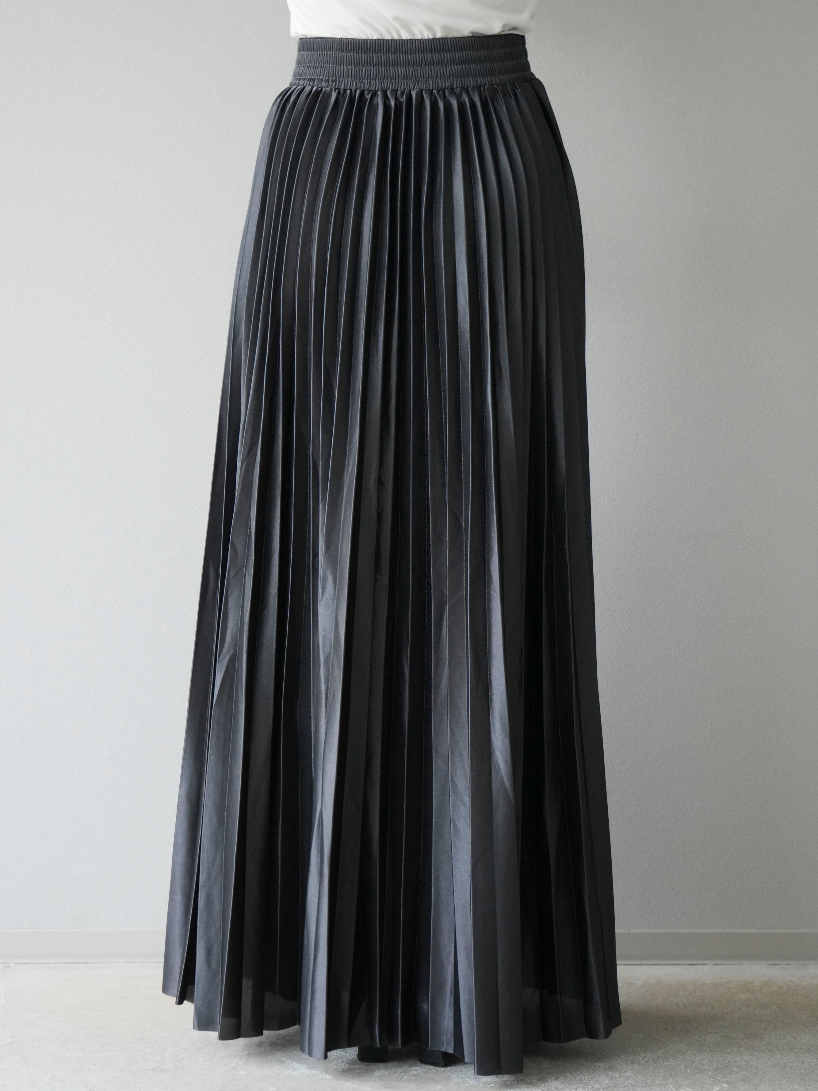 予約]サテンプリーツマキシスカート/チャコール – Lumier