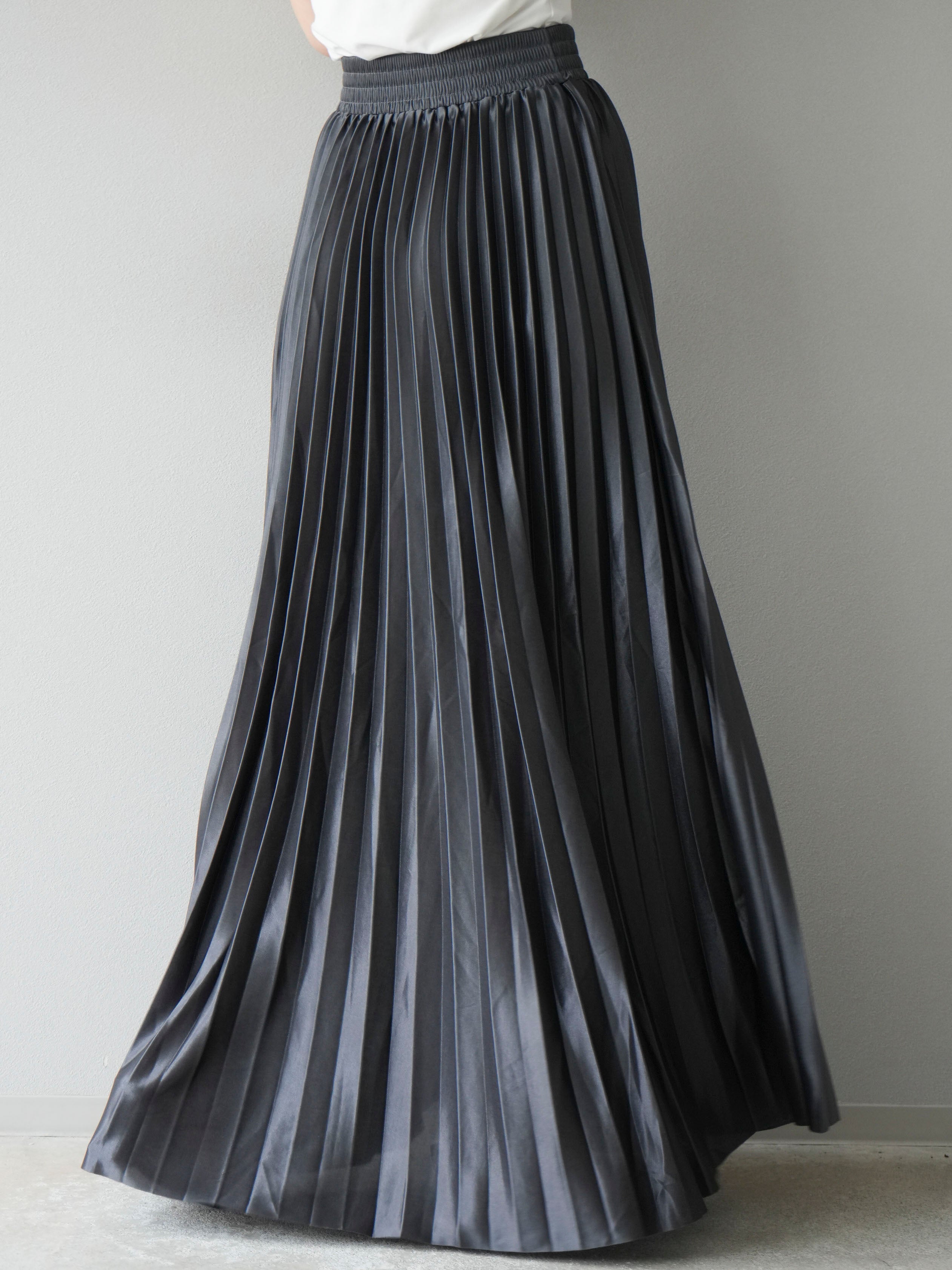 予約]サテンプリーツマキシスカート/チャコール – Lumier