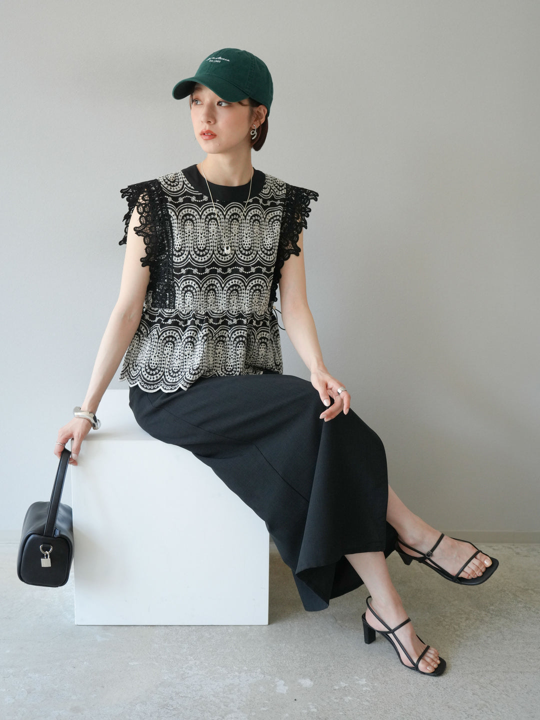 [SET] 扇貝刺繡蕾絲上衣 + 亞麻質感拉鍊開衩緊身裙（2件套）