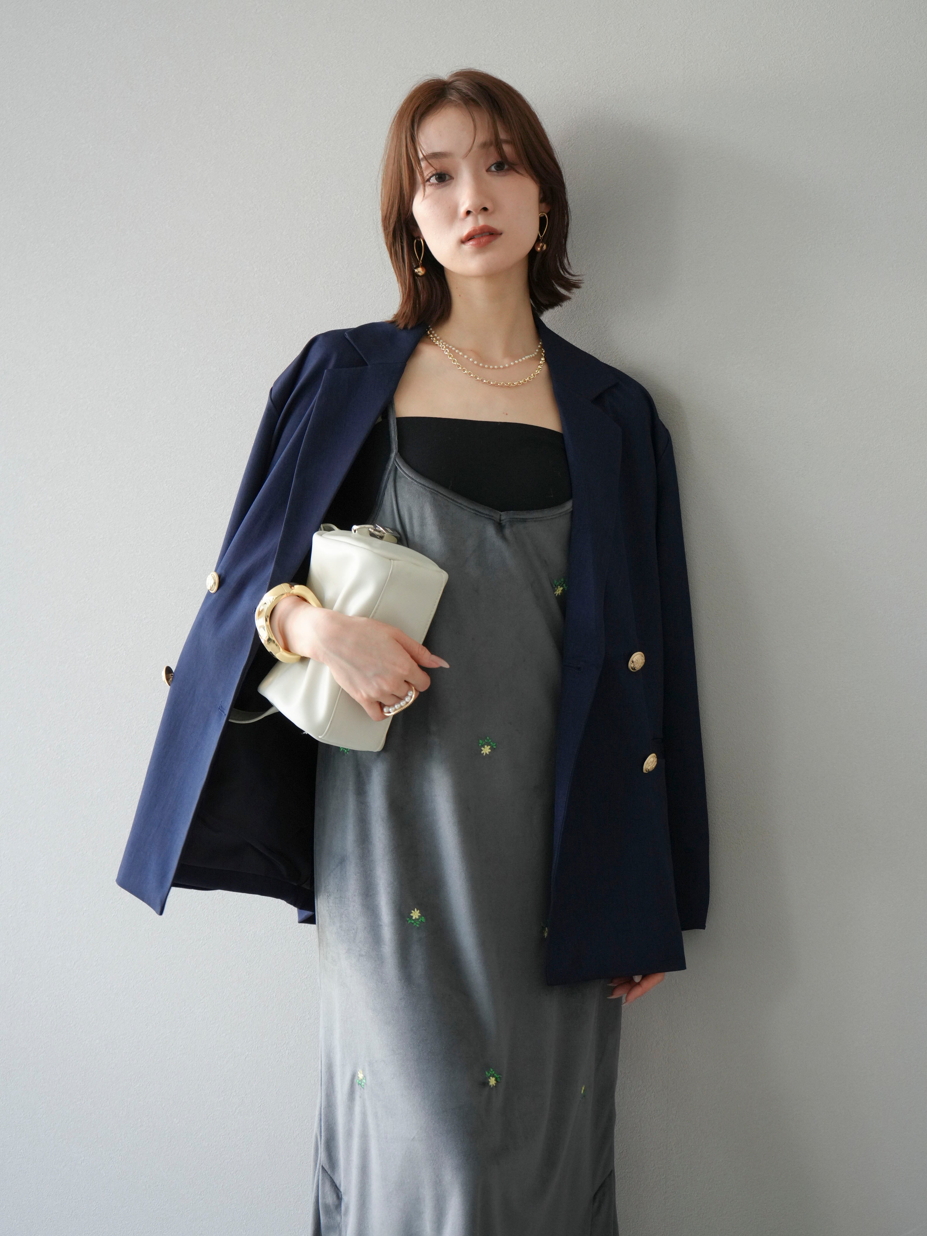 予約]フラワー刺繍ベロアキャミワンピース/グレー – Lumier