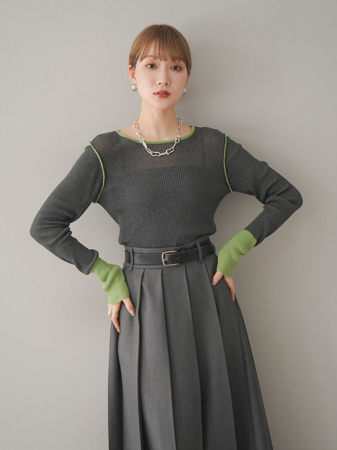 【預購】色彩協調的透明亞麻針織上衣/炭綠色