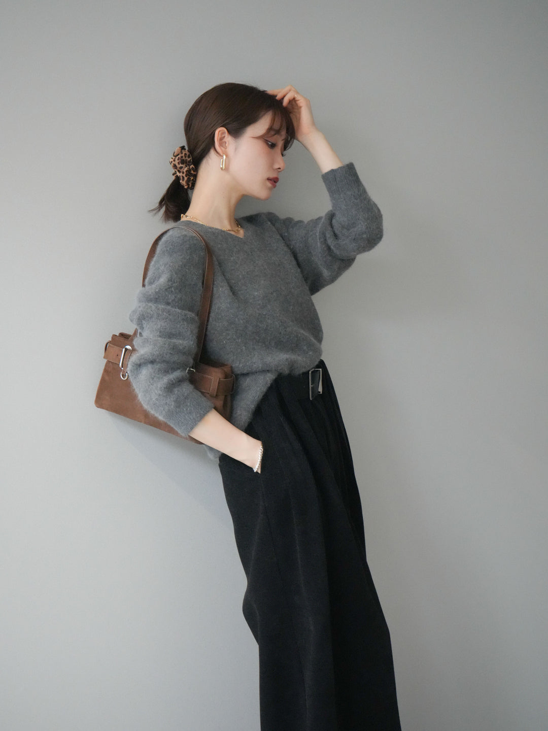 [SET]シュシュ付きアンゴラタッチVネックニットプルオーバー+選べるアクセセット(2set)