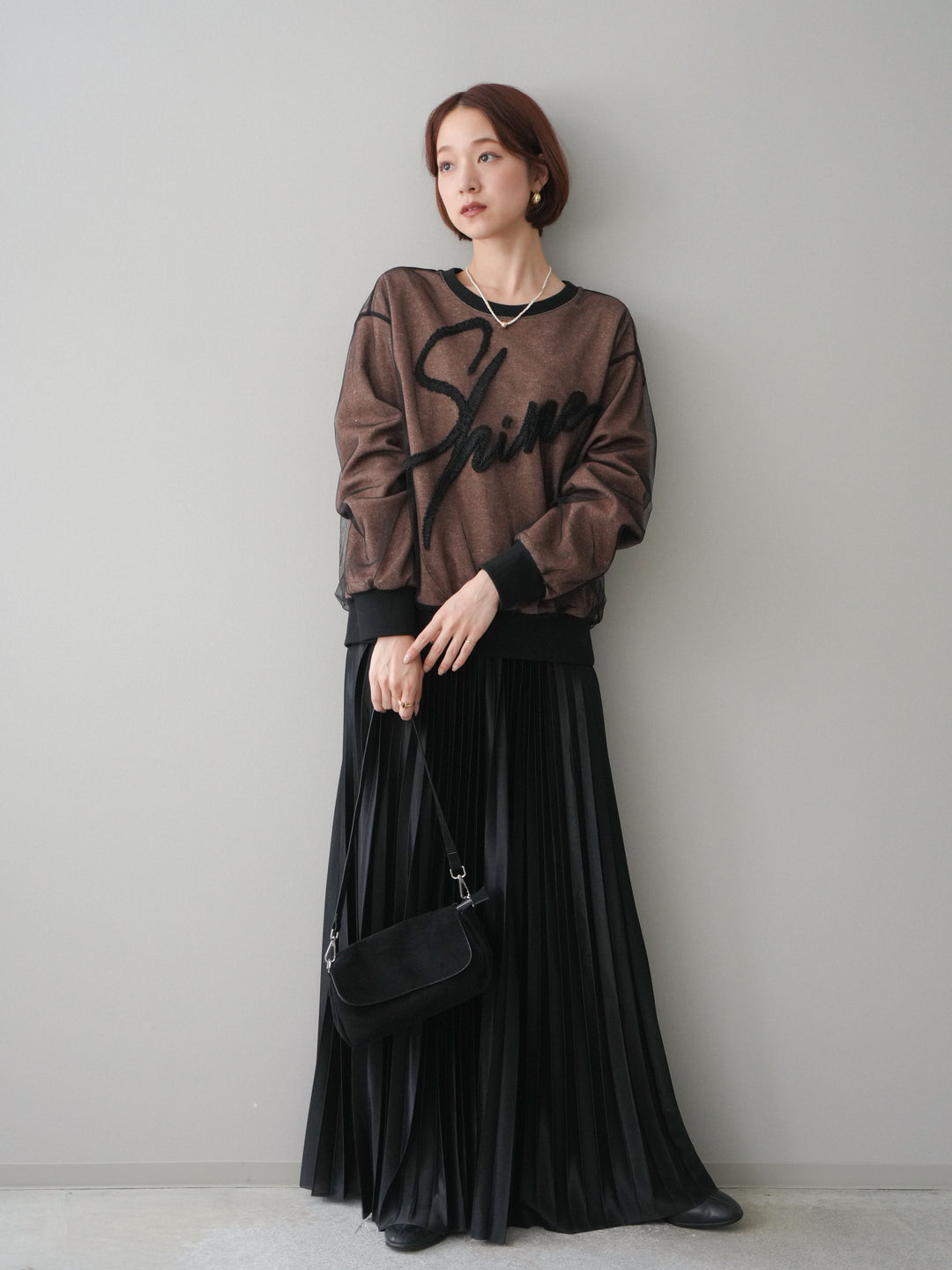 [SET]チュールレイヤードロゴスエットプルオーバー+サテンプリーツマキシスカート(2set)