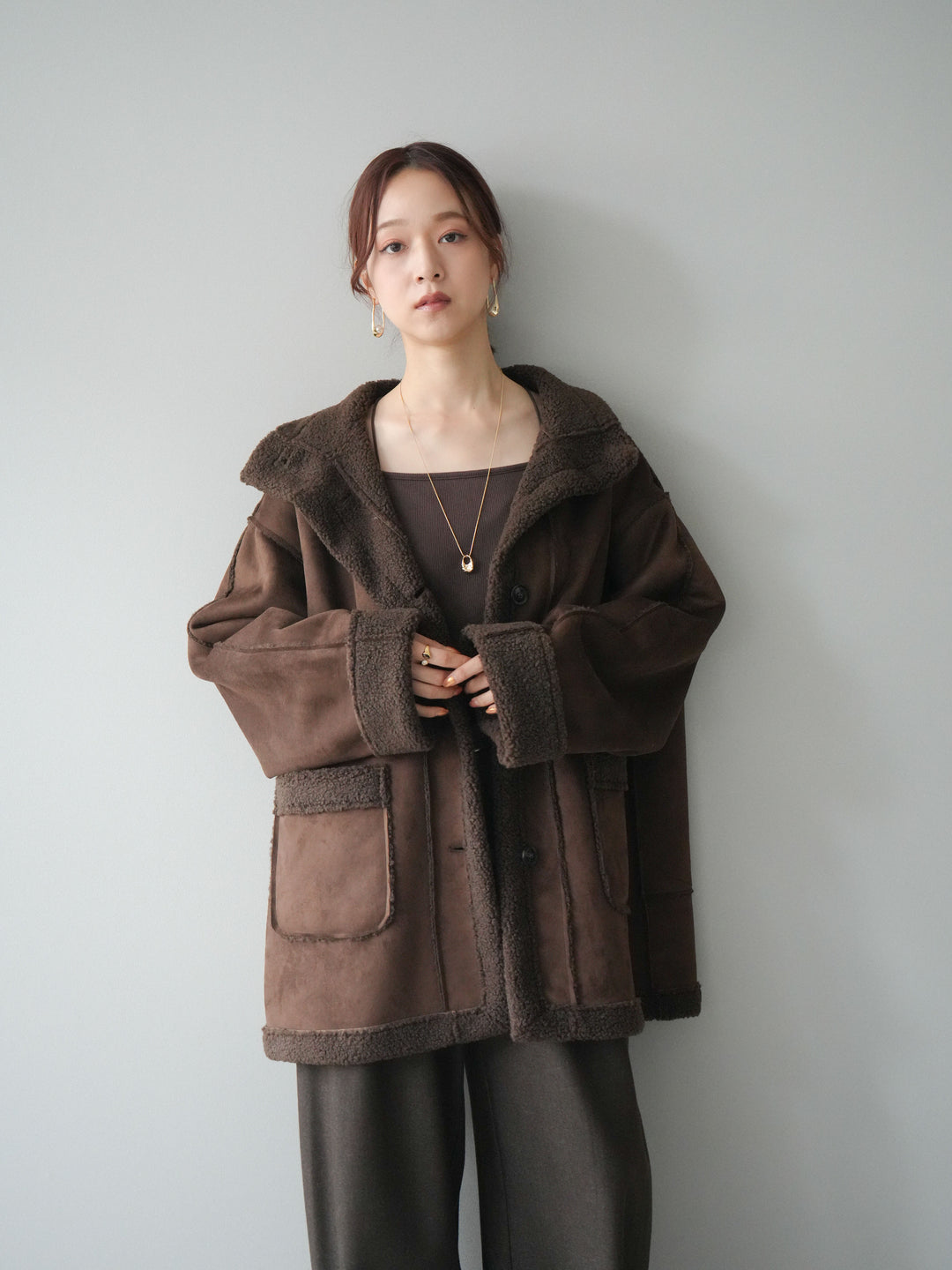 [SET]スタンドネックフェイクムートンミディアムコート+カップ付きバッククロスキャミソール+アニマル柄ベルト付きウールタッチワイドパンツ(3set)