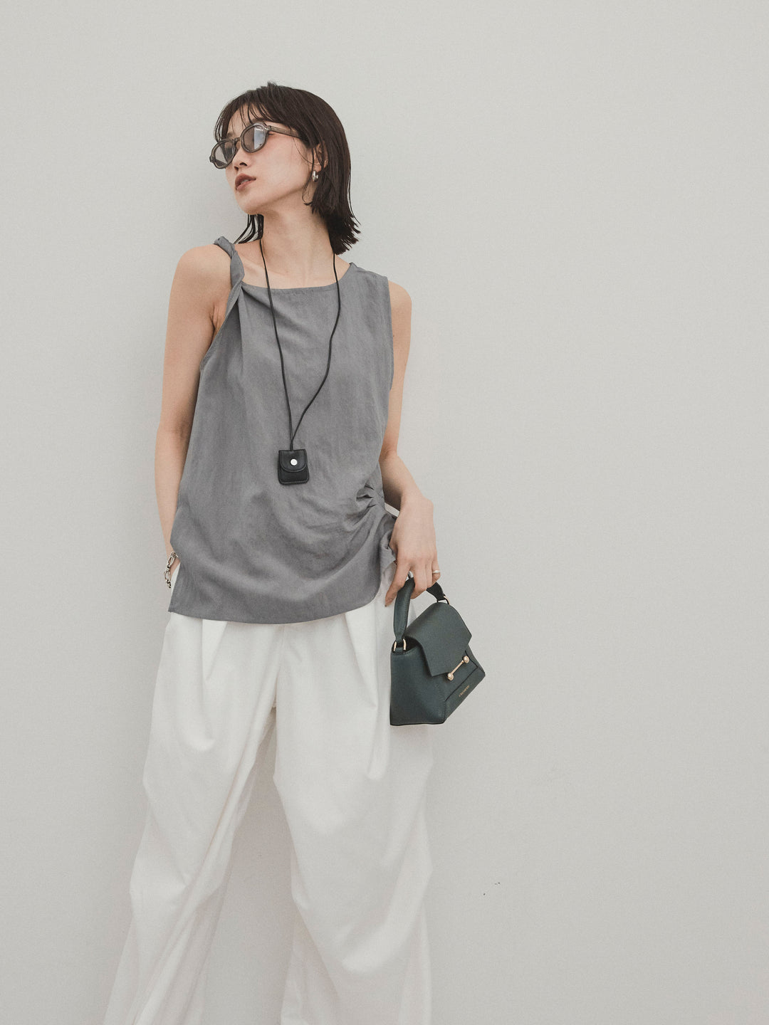 [SET]レザーネックレス付ツイストノースリブラウス+デザインループサイドタックパンツ(2set)