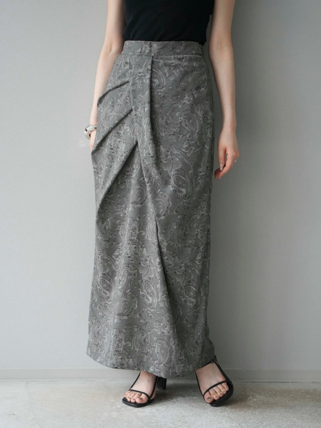 [予約]ペイズリープリントタックIラインスカート/グレー