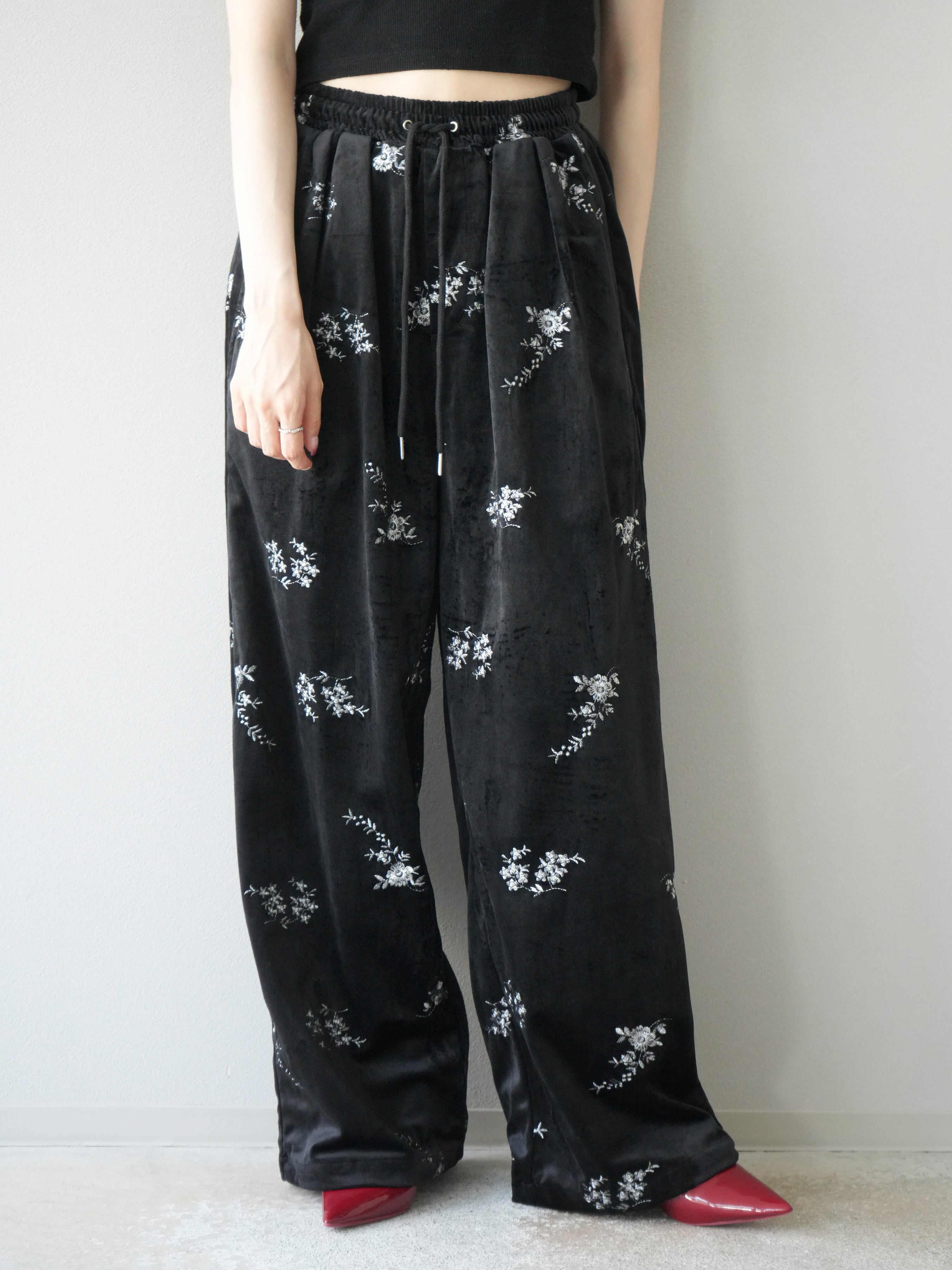 予約]ベロアフラワーエンブロイダリーイージーパンツ/ブラック – Lumier