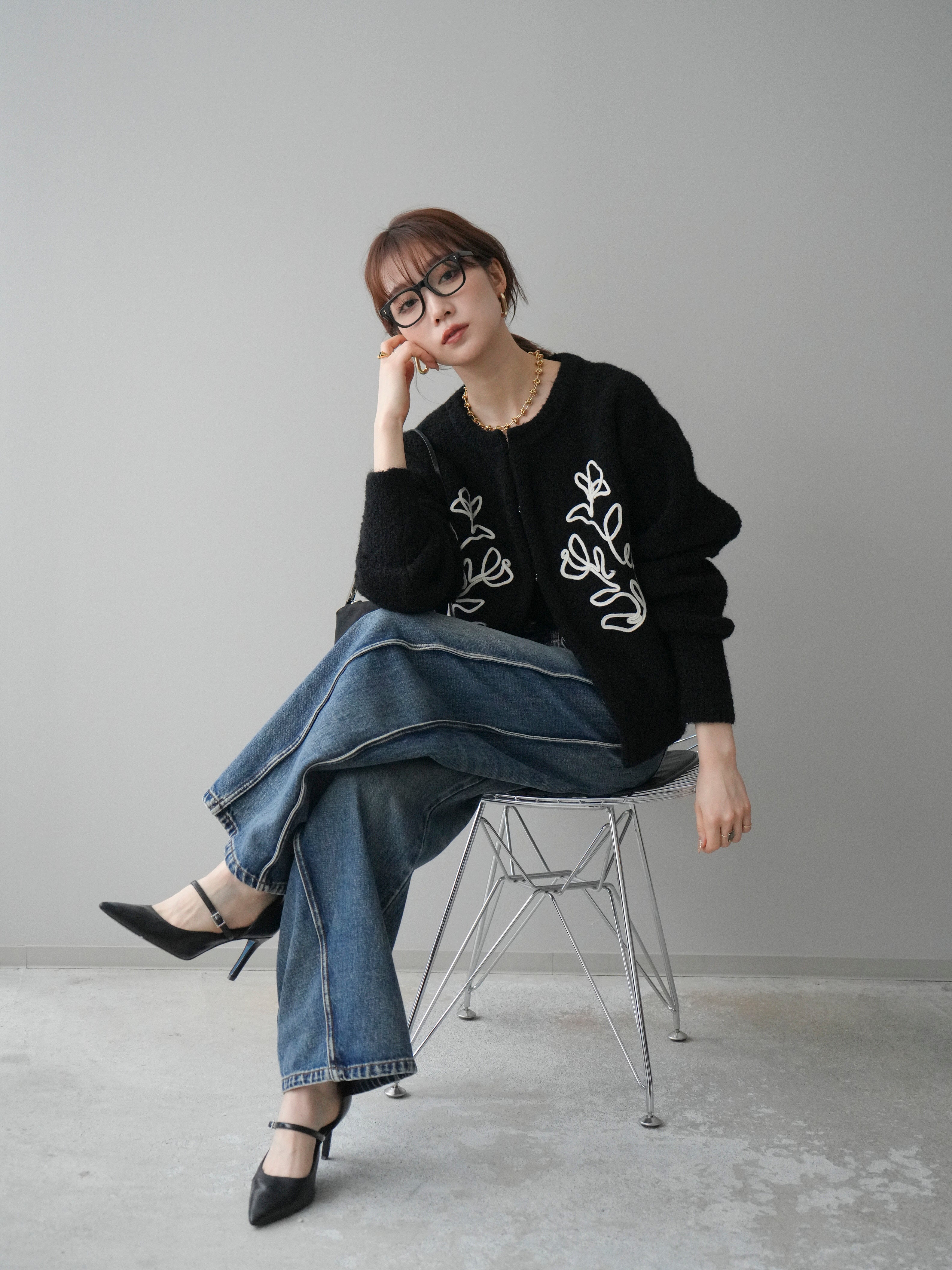 予約]テープ刺繍ホック開きブークレニットカーディガン/black – Lumier