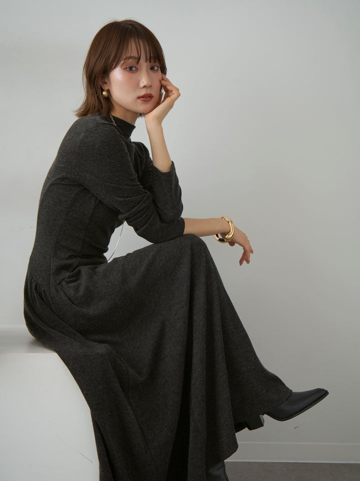 [予約]モックネックドレープニットソーワンピース/charcoal