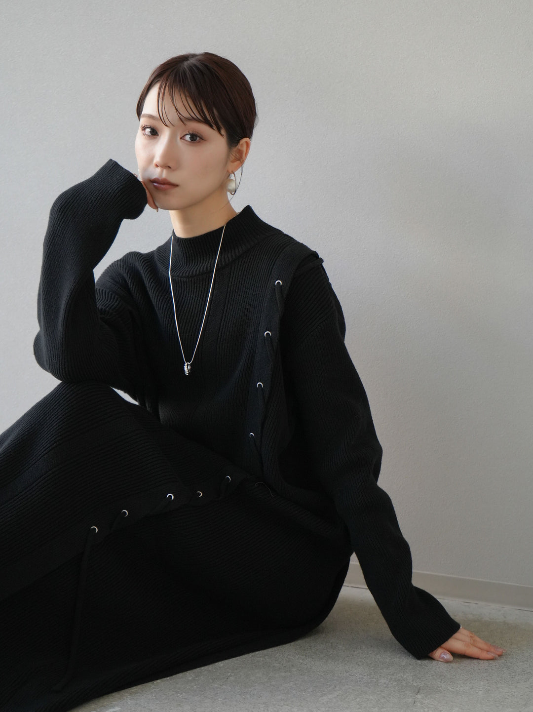 [SET] 不對稱繫帶高領針織連身裙 + 可選飾品套裝 (2套)