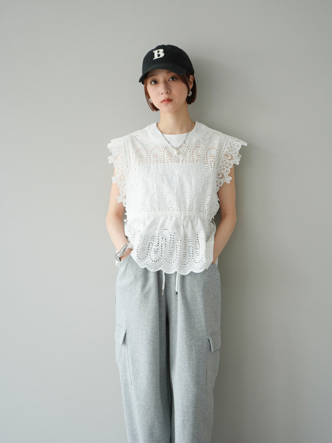 [SET] 扇貝刺繡蕾絲上衣 + 腰線側袋運動褲（2 組）