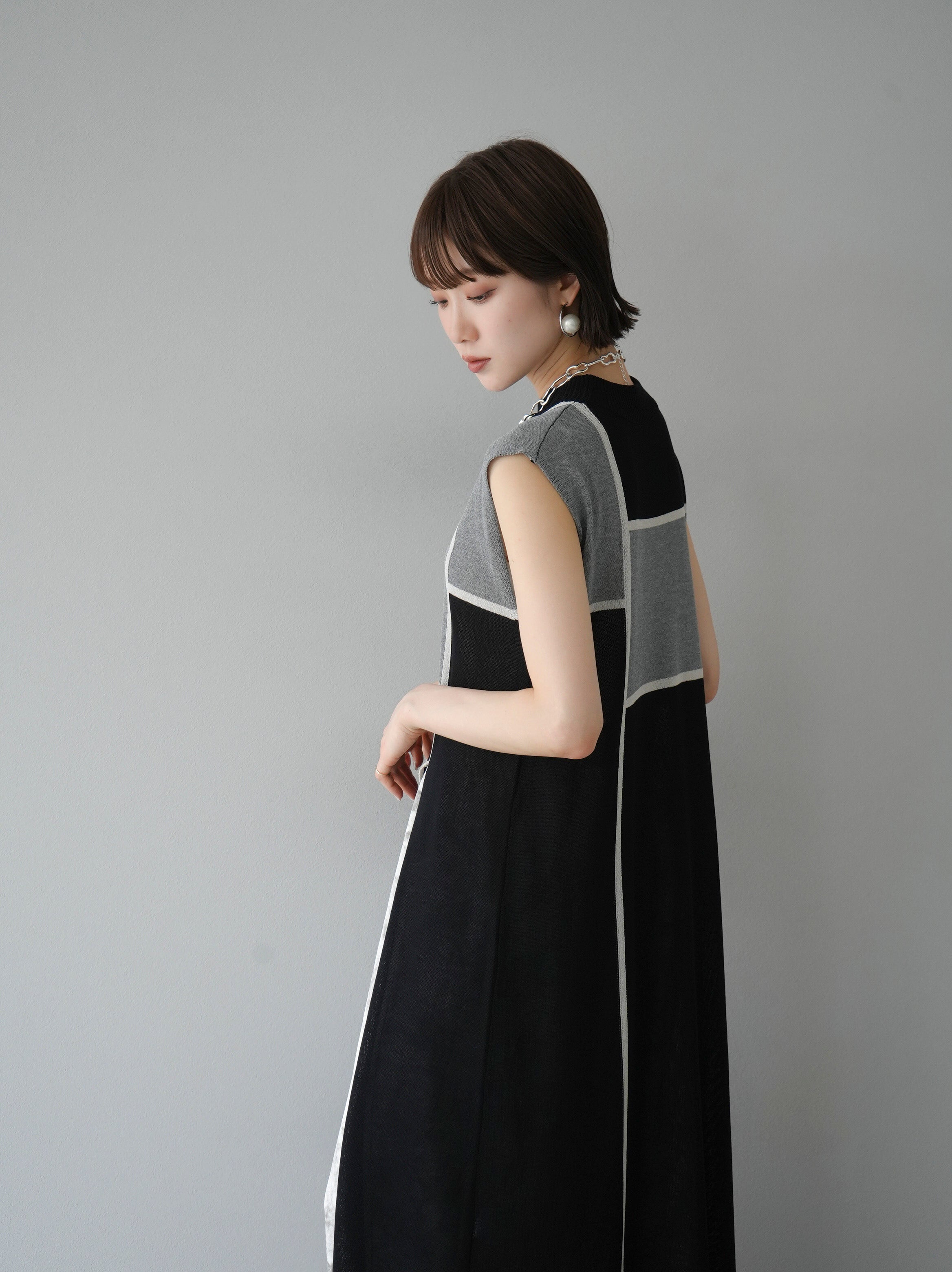 予約]バイカラースリットサマーニットワンピース/ブラック – Lumier