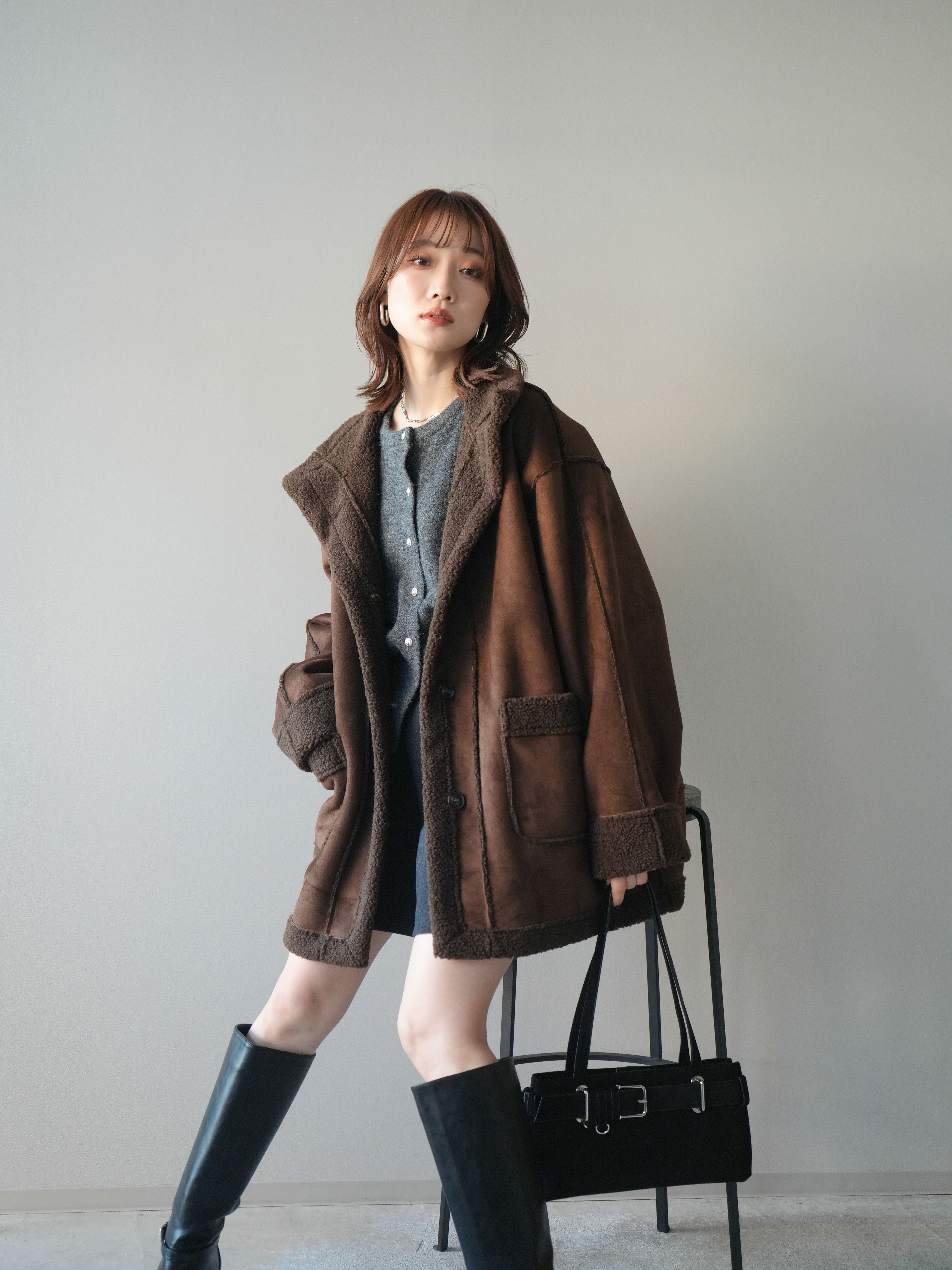 予約]スタンドネックフェイクムートンミディアムコート/brown – Lumier