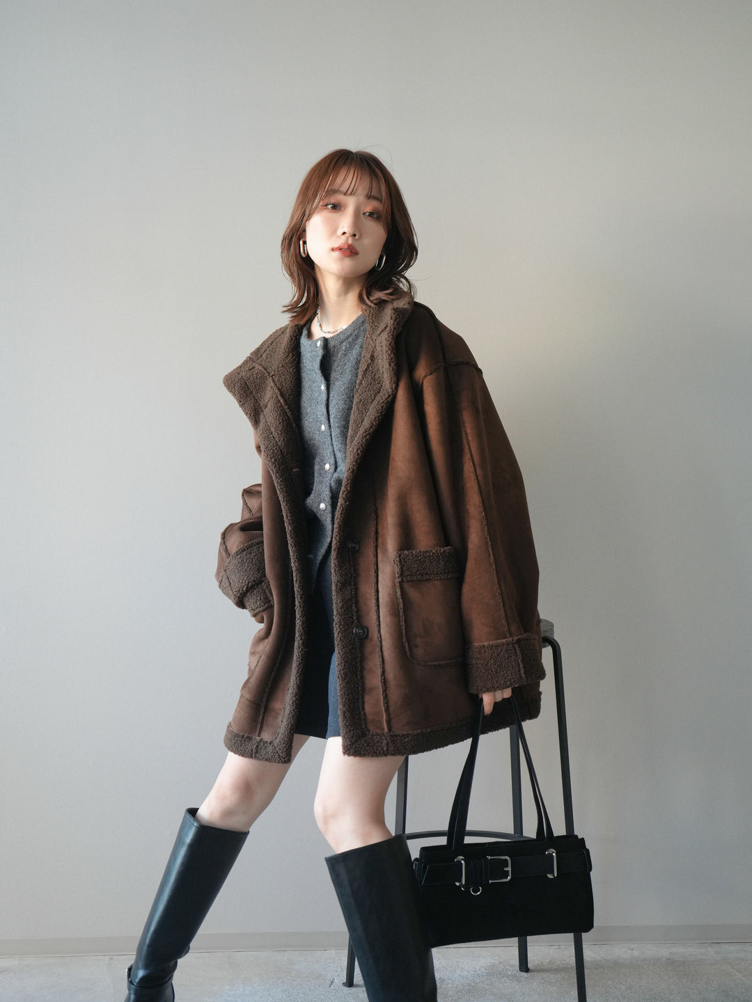 [予約]スタンドネックフェイクムートンミディアムコート/brown