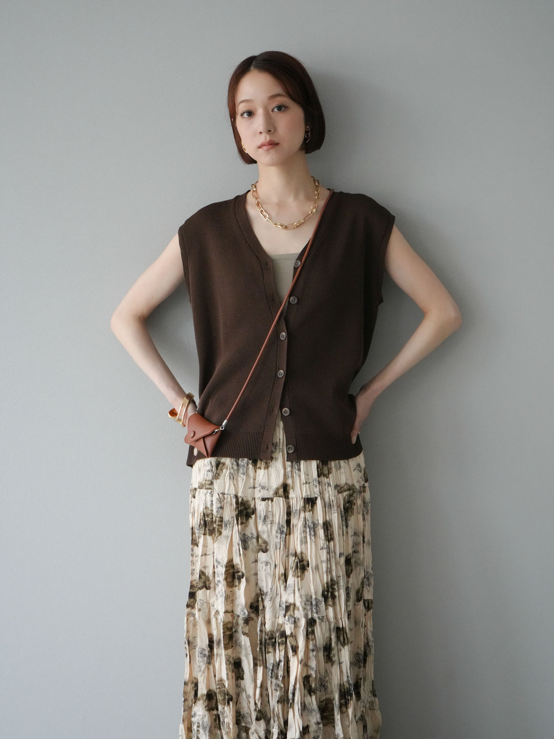 [SET] V領人造絲針織背心+花邊長裙（2件組）