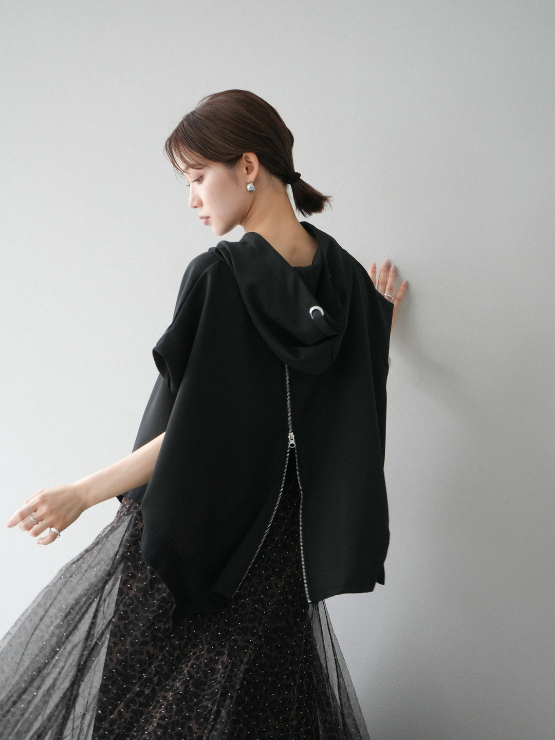 [予約]アシンメトリードルマンバックZIPフーディー/ブラック
