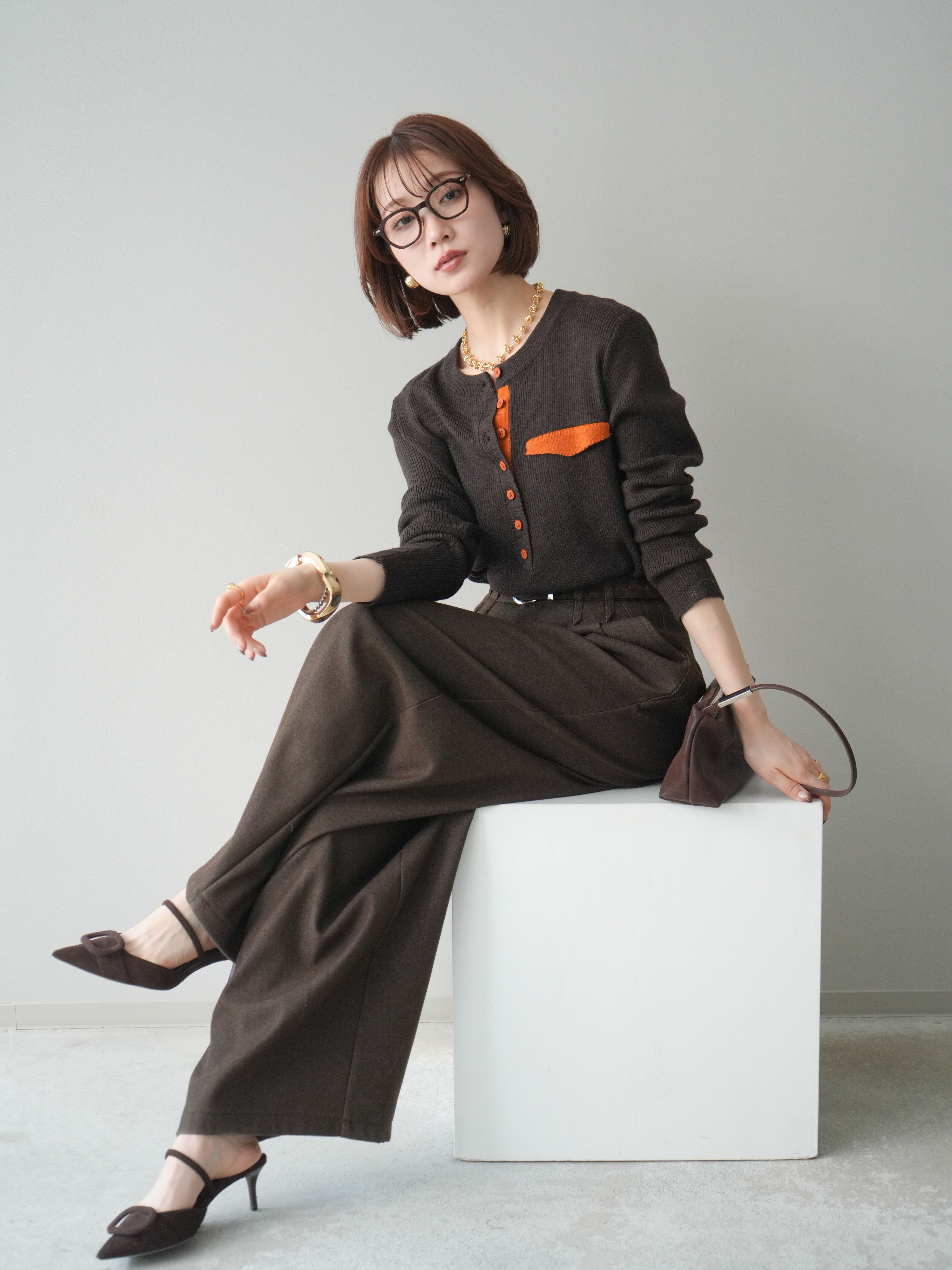 予約]バイカラーデザインポケット配色ヘンリーネックニットソー/brown