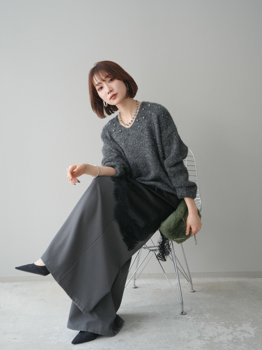 [SET]パール×ビジューVネックニットプルオーバー+アシンメトリーサテンレースキャミソール+テープベルトタックバギーパンツ(3set)