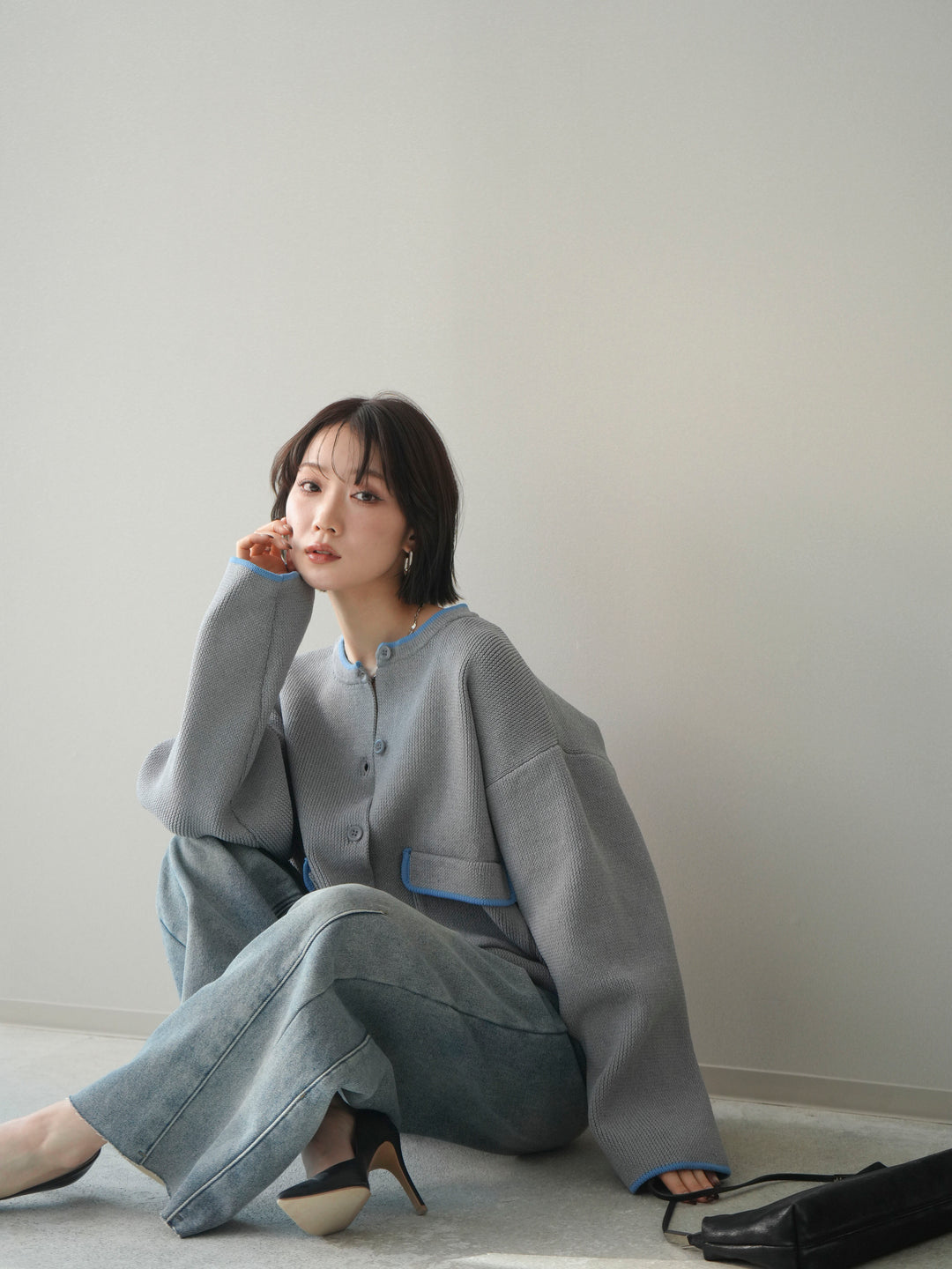 [SET]ポリエステル配色ニットカーディガン+裏起毛カットオフカーブデニムパンツ(2set)