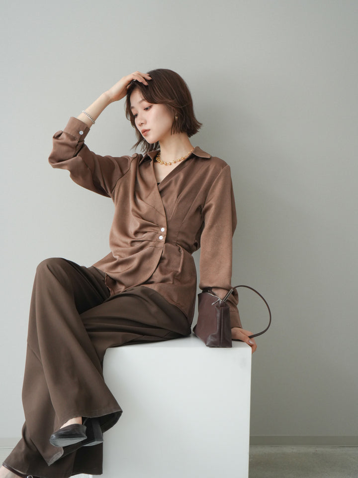 [予約]サイドギャザーアシンメトリーデザインサテンブラウス/brown