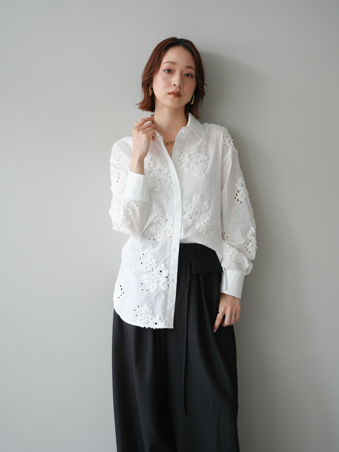 [予約]バックリボンフラワーエンブロイダリーシャツ/white