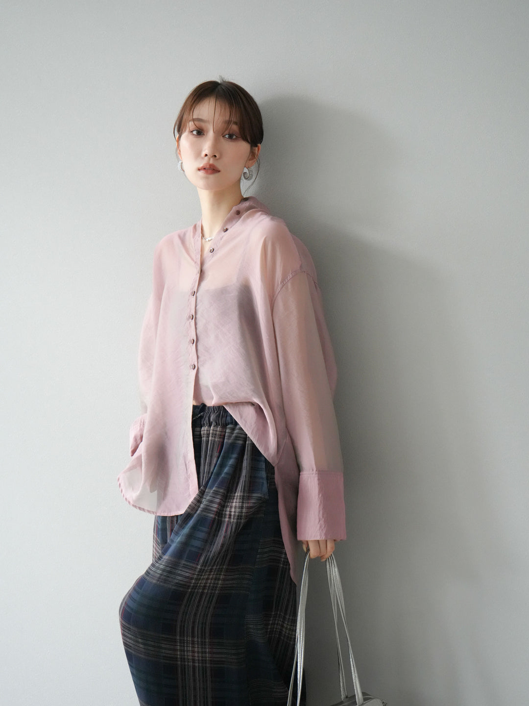 [SET] 亮面透視立領襯衫 + 透視格紋寬鬆褲 (2 件套)