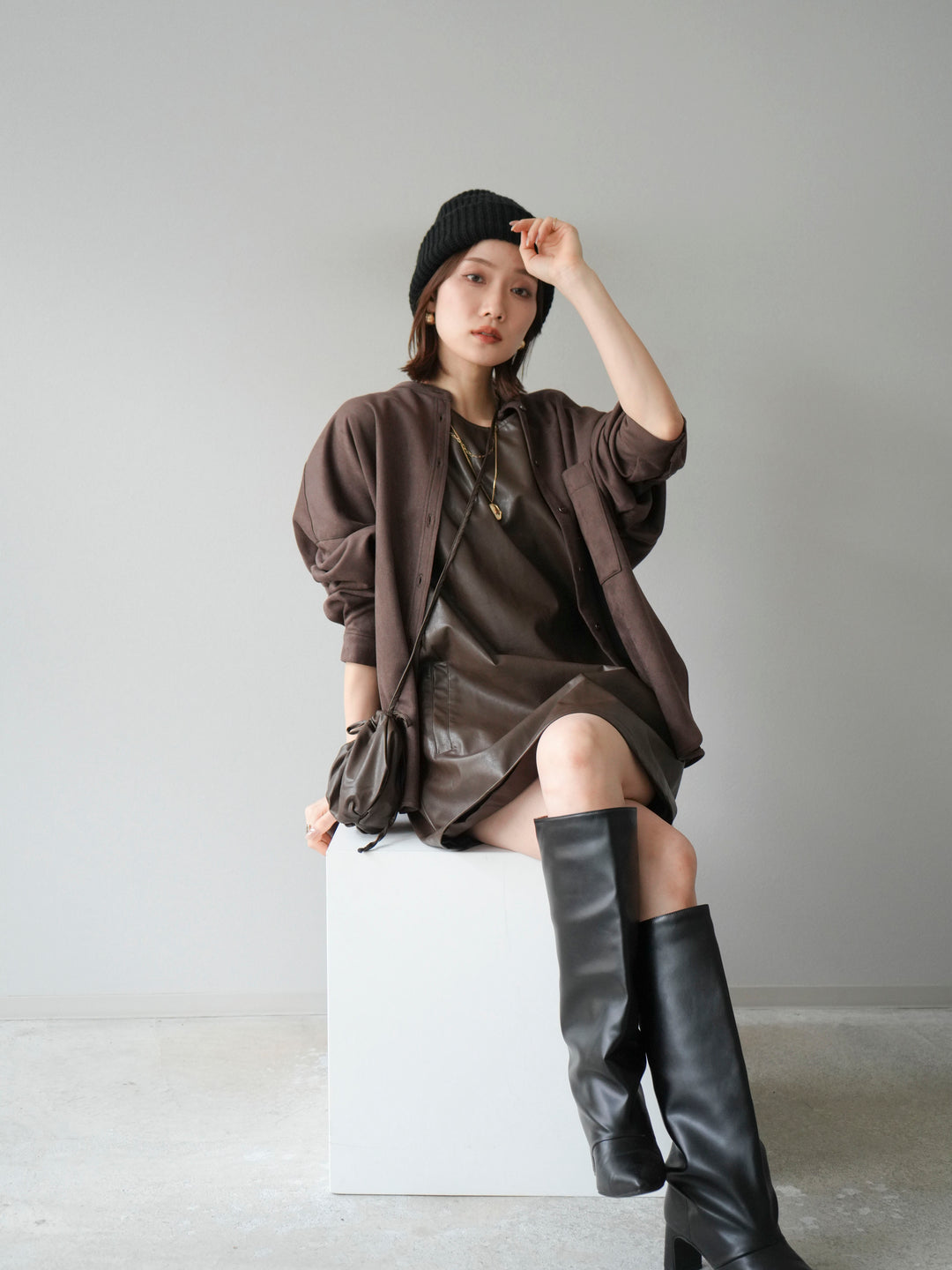 [SET] 麂皮立領外套襯衫 + 附單肩包皮革迷你連身裙（2 套）