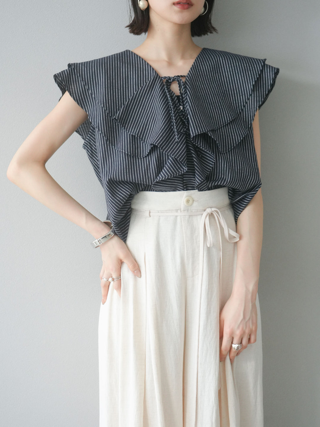 [予約]リネンライクストライプラッフルブラウス/ネイビー